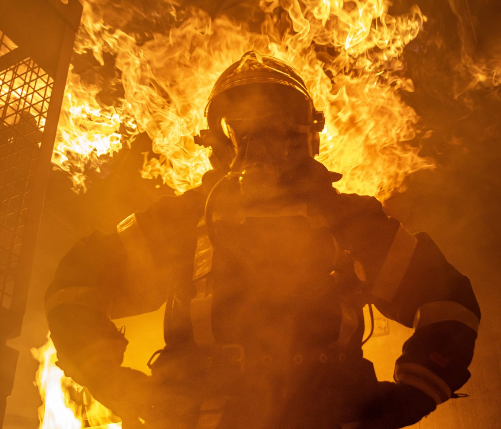 Fahrenheit 451 ne anlatıyor?: İtfaiye Eri Montag kapak fotoğrafı
